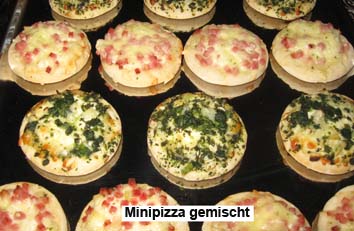 Minipizza auf Serviertablett